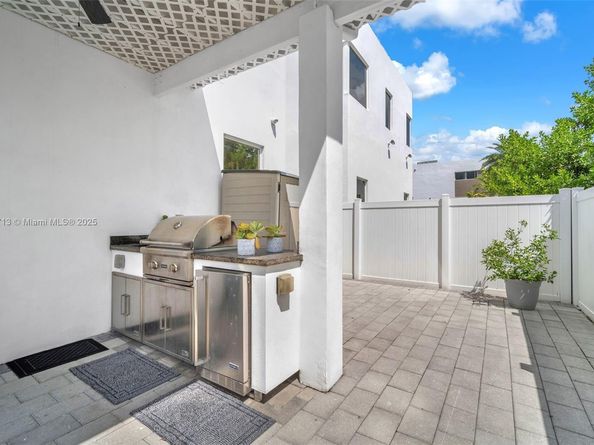 7457 NW 101st Ave, Doral FL 33178