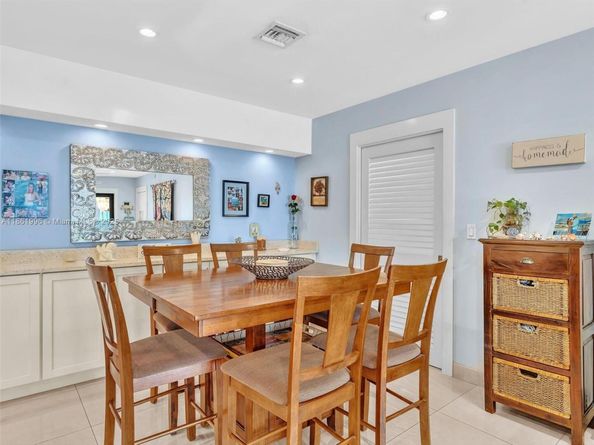 120 Cypress Club Dr 202, Pompano Beach FL 33060