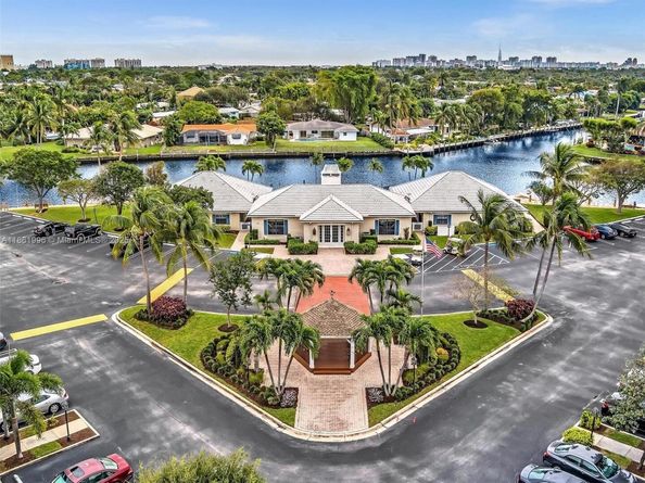120 Cypress Club Dr 202, Pompano Beach FL 33060