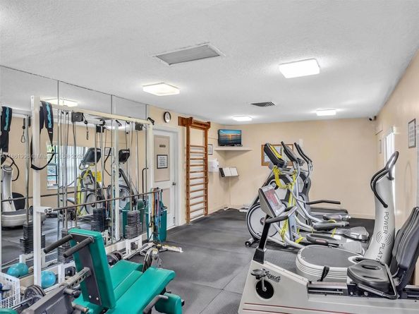 120 Cypress Club Dr 202, Pompano Beach FL 33060