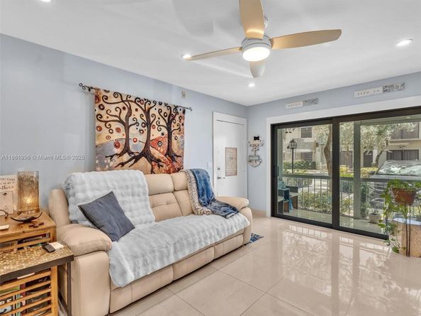 120 Cypress Club Dr 202, Pompano Beach FL 33060