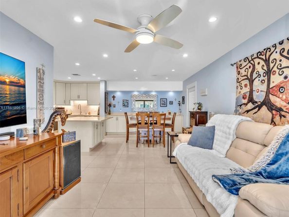 120 Cypress Club Dr 202, Pompano Beach FL 33060