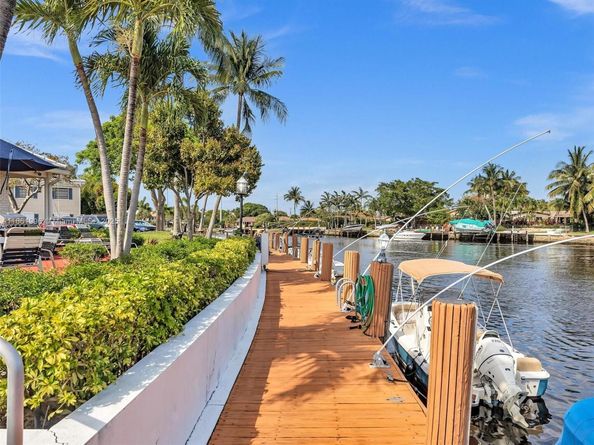120 Cypress Club Dr 202, Pompano Beach FL 33060