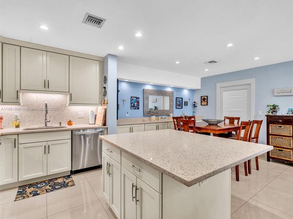 120 Cypress Club Dr 202, Pompano Beach FL 33060