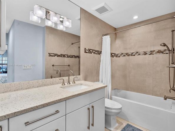 120 Cypress Club Dr 202, Pompano Beach FL 33060