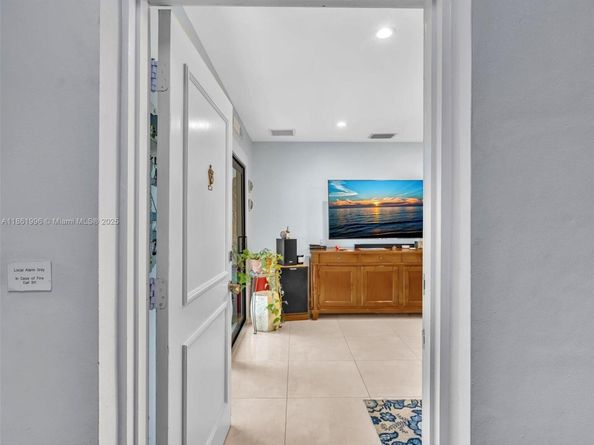 120 Cypress Club Dr 202, Pompano Beach FL 33060