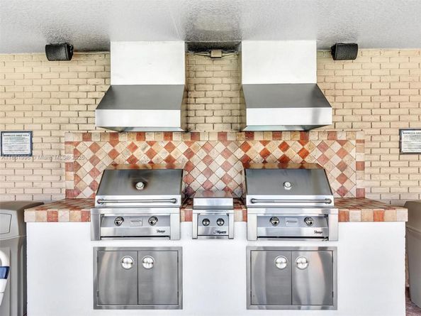 120 Cypress Club Dr 202, Pompano Beach FL 33060