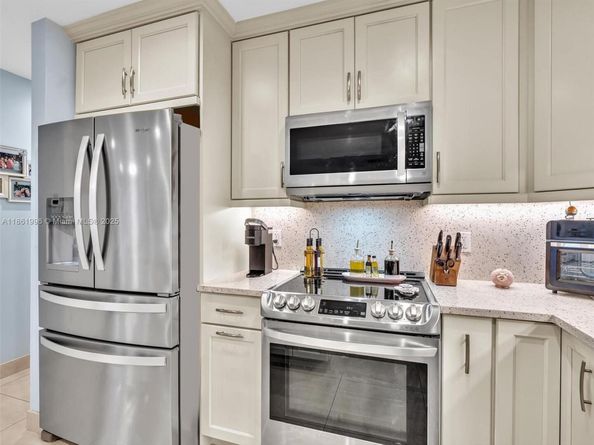 120 Cypress Club Dr 202, Pompano Beach FL 33060