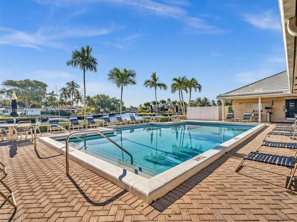 120 Cypress Club Dr 202, Pompano Beach FL 33060