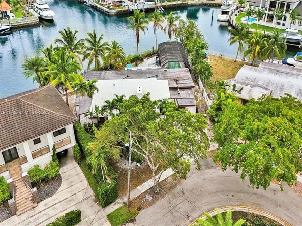 2140 Hibiscus Cir, North Miami FL 33181