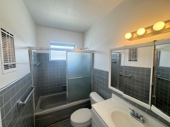 462 Golden Isles Dr 301, Hallandale Beach FL 33009