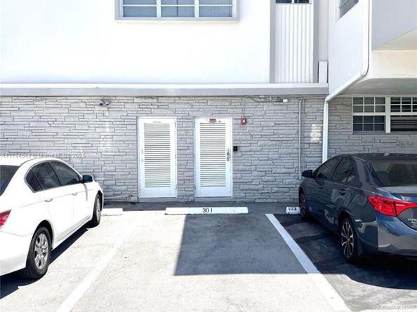 462 Golden Isles Dr 301, Hallandale Beach FL 33009