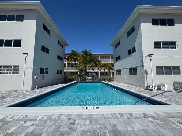 462 Golden Isles Dr 301, Hallandale Beach FL 33009