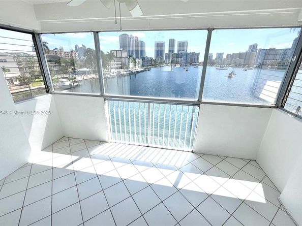 462 Golden Isles Dr 301, Hallandale Beach FL 33009