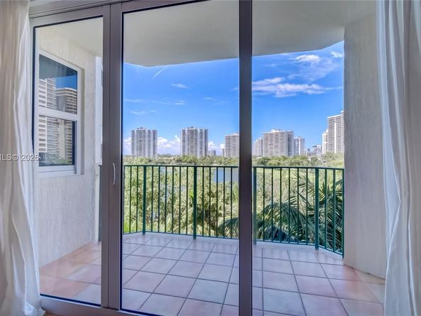 20000 E Country Club Dr 512, Aventura FL 33180