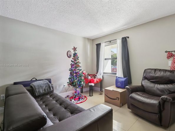 8389 NW 8th St 7, Miami FL 33126