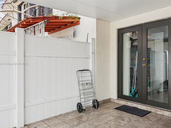 8389 NW 8th St 7, Miami FL 33126