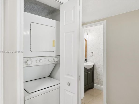 8389 NW 8th St 7, Miami FL 33126