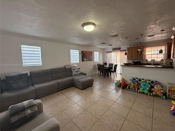 5720 SW 39th St, West Park FL 33023