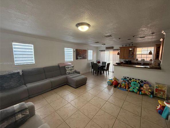 5720 SW 39th St, West Park FL 33023