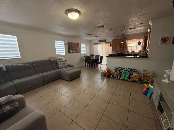 5720 SW 39th St, West Park FL 33023