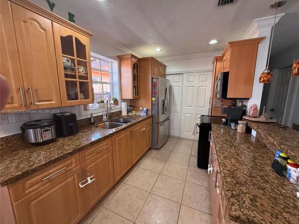5720 SW 39th St, West Park FL 33023