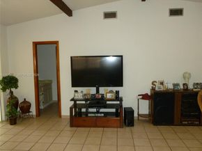 3261 NW 14th St, Miami FL 33125