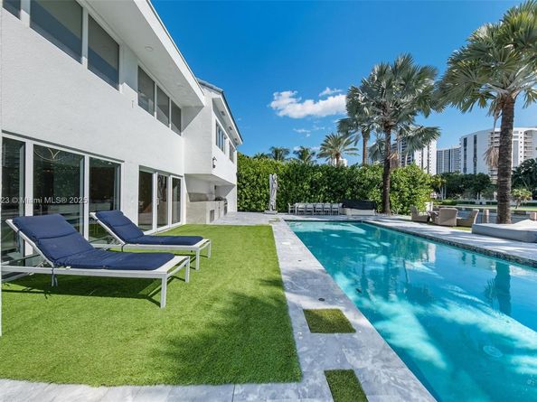 449 Holiday Dr, Hallandale Beach FL 33009