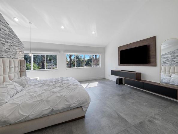 449 Holiday Dr, Hallandale Beach FL 33009