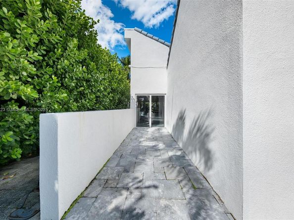 449 Holiday Dr, Hallandale Beach FL 33009