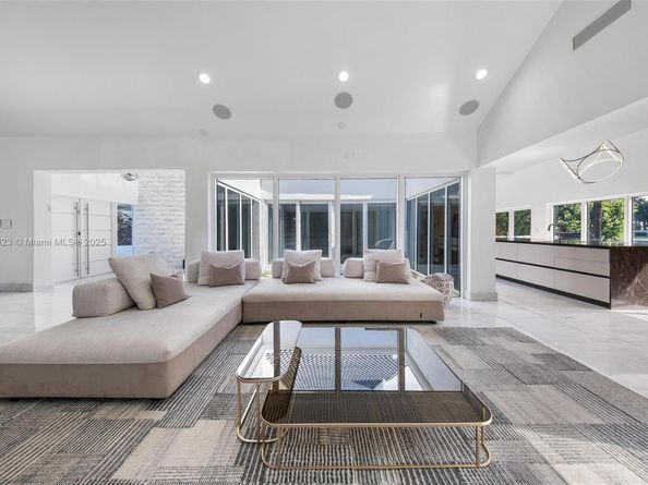 449 Holiday Dr, Hallandale Beach FL 33009