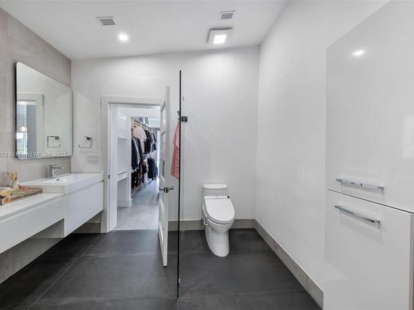 449 Holiday Dr, Hallandale Beach FL 33009