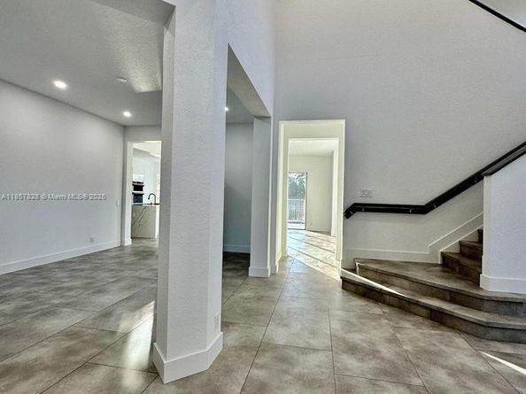 1887 Harbor View Cir, Weston FL 33327