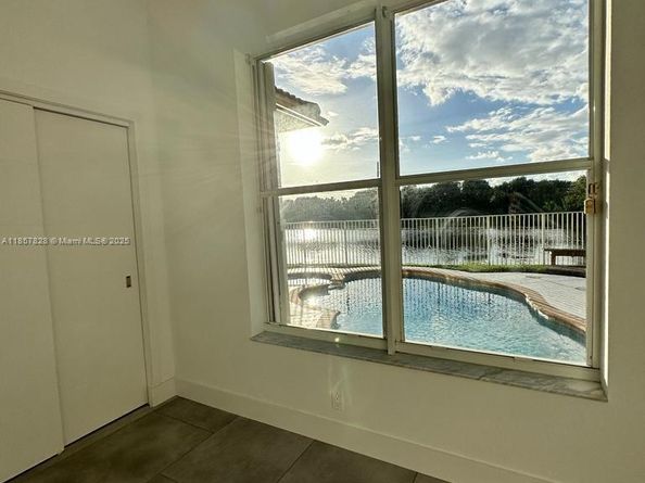 1887 Harbor View Cir, Weston FL 33327