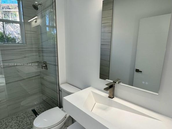 1887 Harbor View Cir, Weston FL 33327