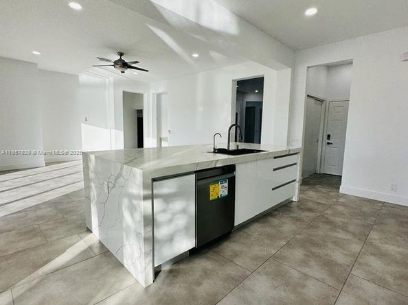 1887 Harbor View Cir, Weston FL 33327