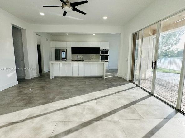 1887 Harbor View Cir, Weston FL 33327