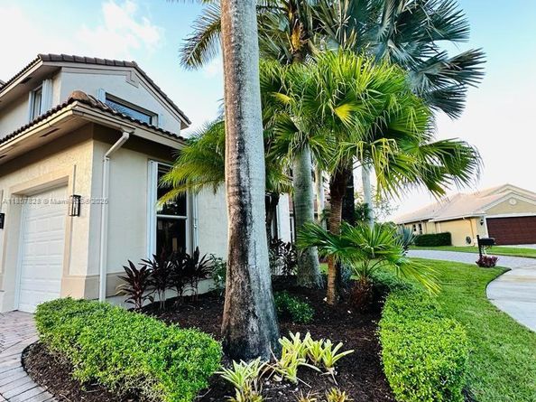 1887 Harbor View Cir, Weston FL 33327