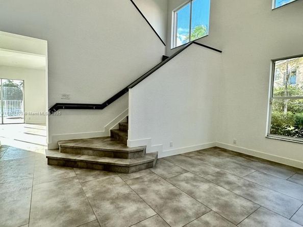 1887 Harbor View Cir, Weston FL 33327
