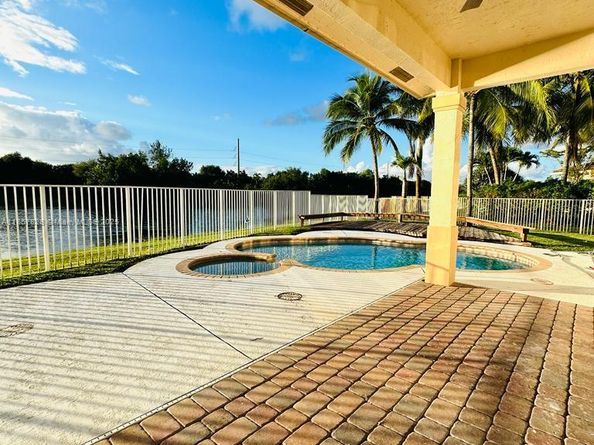 1887 Harbor View Cir, Weston FL 33327