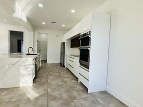 1887 Harbor View Cir, Weston FL 33327