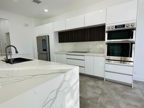 1887 Harbor View Cir, Weston FL 33327