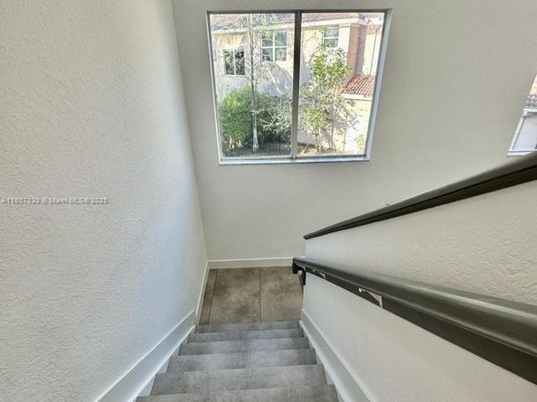 1887 Harbor View Cir, Weston FL 33327