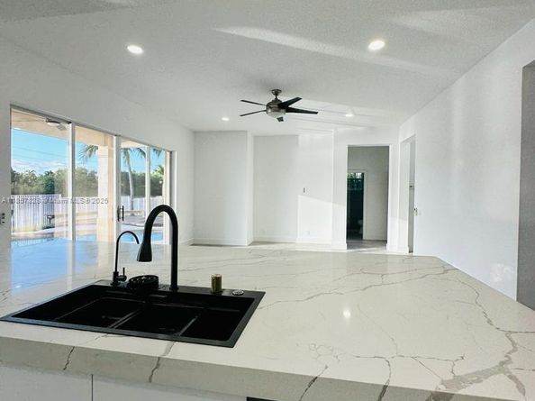 1887 Harbor View Cir, Weston FL 33327