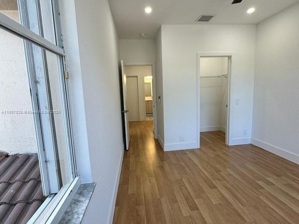 1887 Harbor View Cir, Weston FL 33327