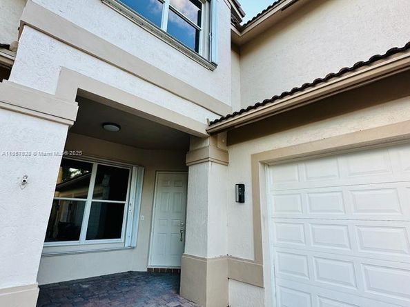 1887 Harbor View Cir, Weston FL 33327