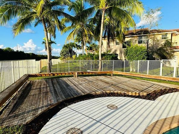 1887 Harbor View Cir, Weston FL 33327