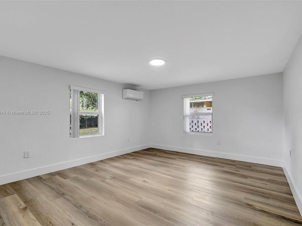 736 NE 164th St, Miami FL 33162
