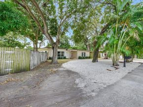 736 NE 164th St, Miami FL 33162