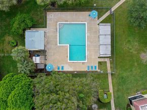 325 Lakeview Dr 102, Weston FL 33326